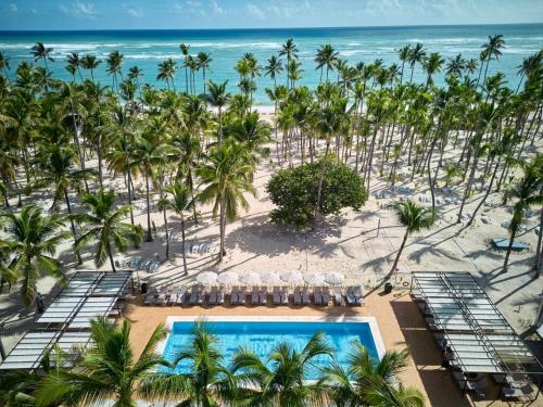 Caribisch strandresort met zwembad, palmbomen en uitzicht op zee